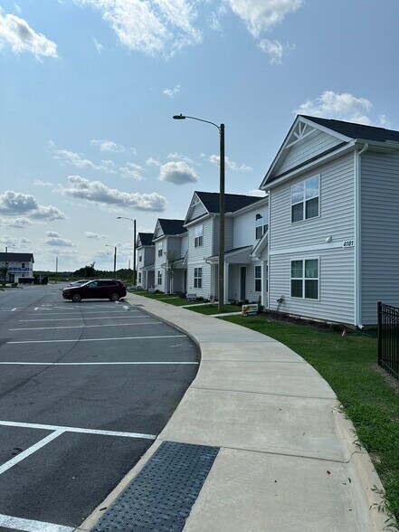 Building Photo - 4101 Laurel Ridge Dr