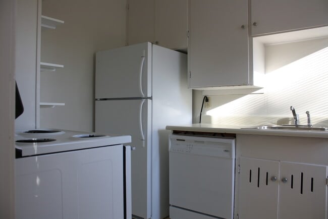 Building Photo - 2 Blocks from the river!!