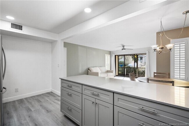 Building Photo - 1935 SW Silver Pine Way