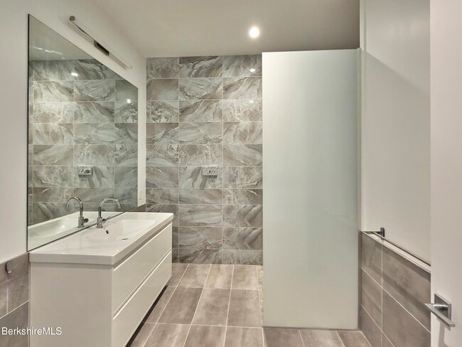 Building Photo - 520 State Rd