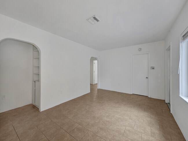 Building Photo - 3226 Oak Ave
