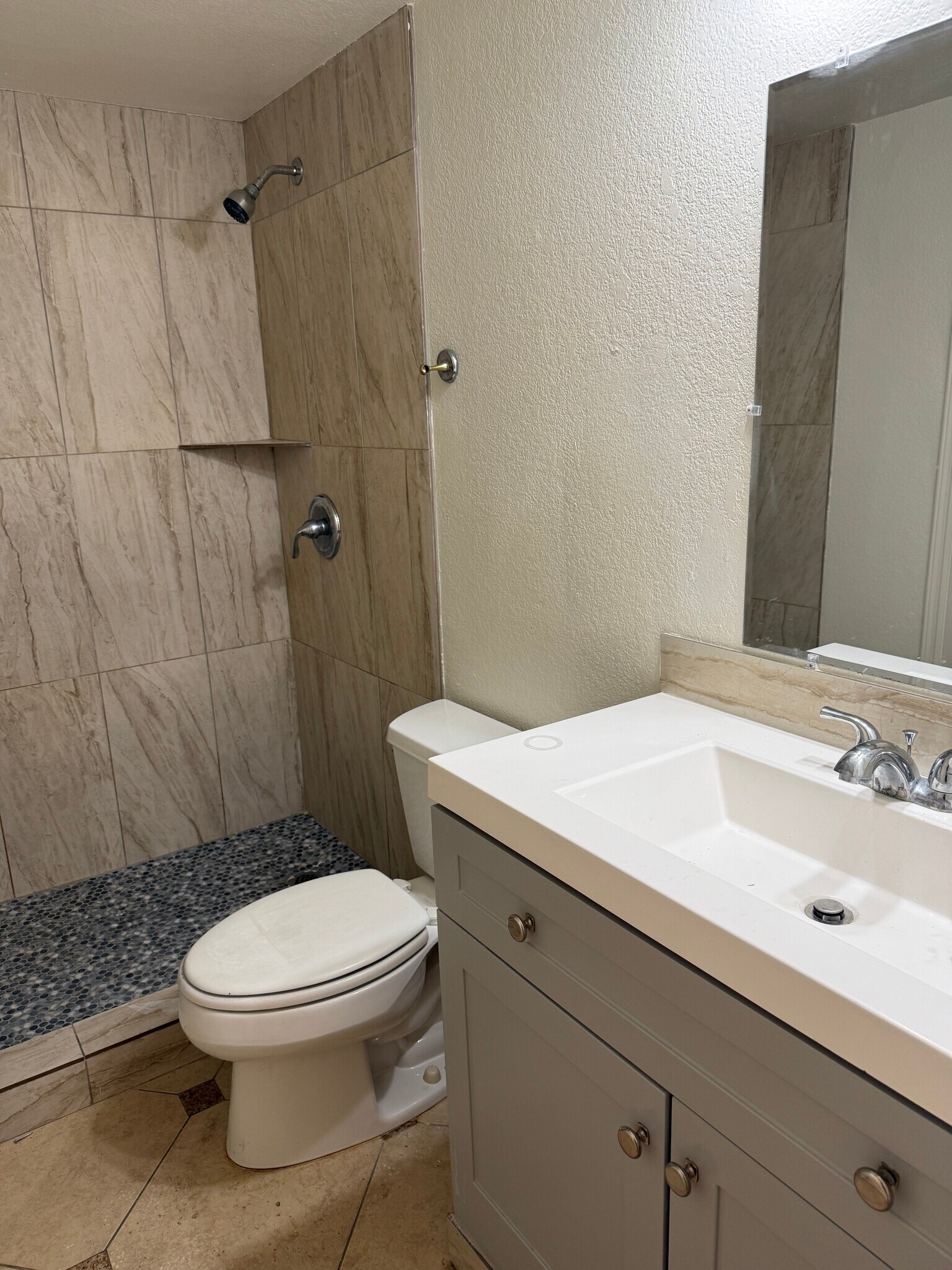 Building Photo - 735 N Arrowhead Dr