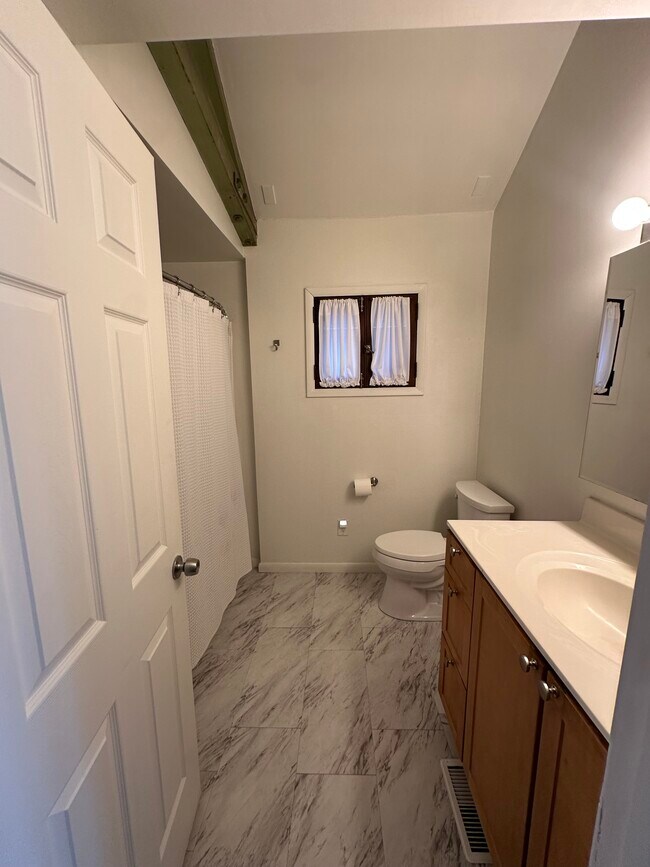 Building Photo - 852 Beach Rd