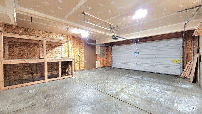 Building Photo - Gorgeous Split Level with Fenced Backyard