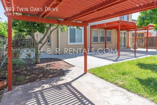 Building Photo - 803 Twin Oaks Dr
