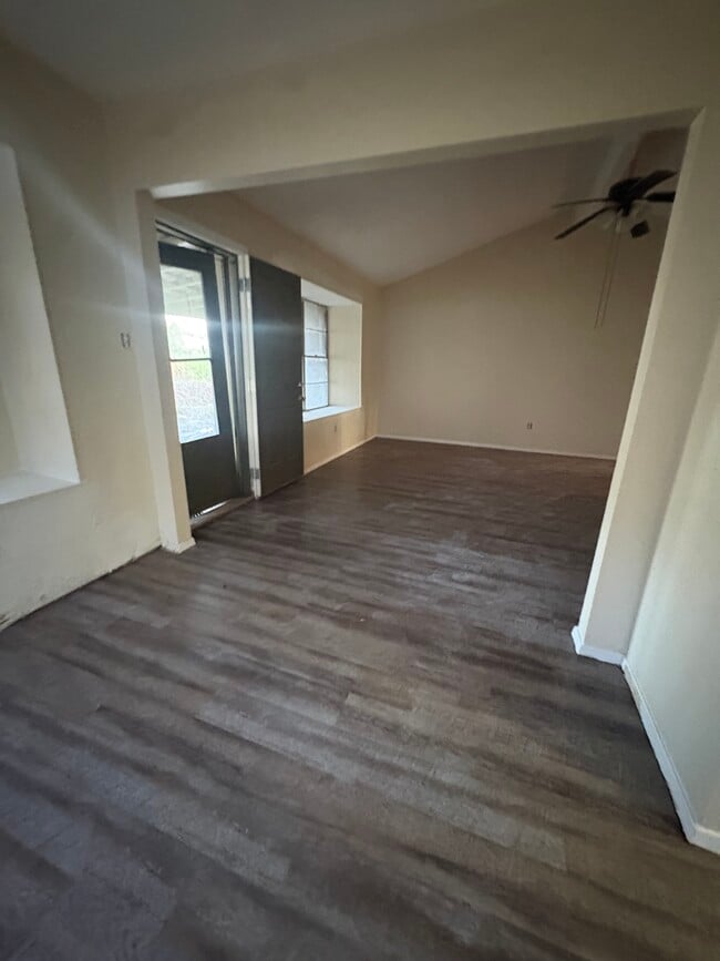 Building Photo - 706 Redstone St