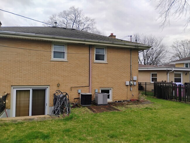 Building Photo - 904 S Edward St