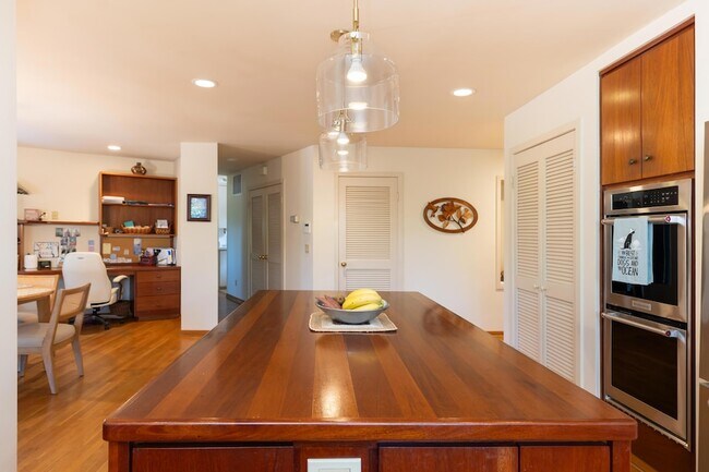 Building Photo - 375 Las Palmas Dr
