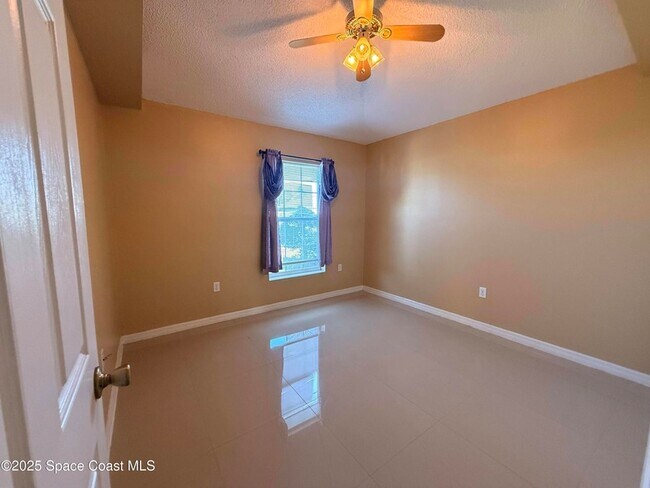 Building Photo - 2075 4th Ave SW