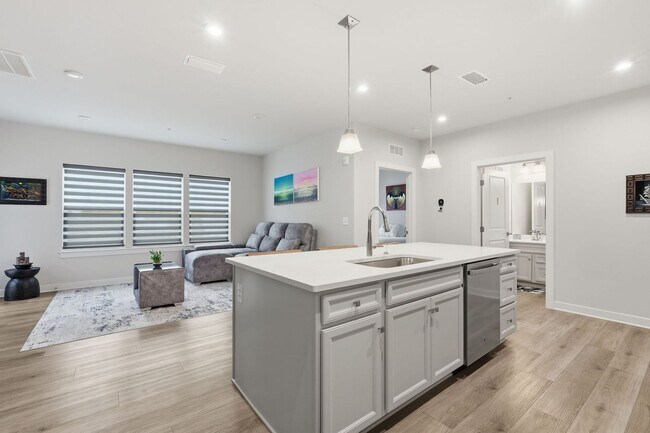 Building Photo - Move right into this immaculate, nearly new 2-bedroom, 2-bath condo offering modern finishes and ...