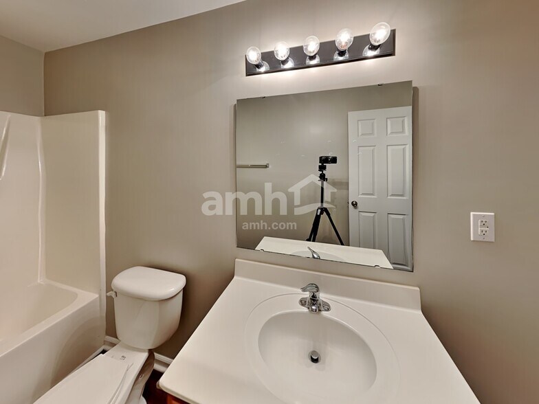 Building Photo - 15709 Lakepoint Forest Dr