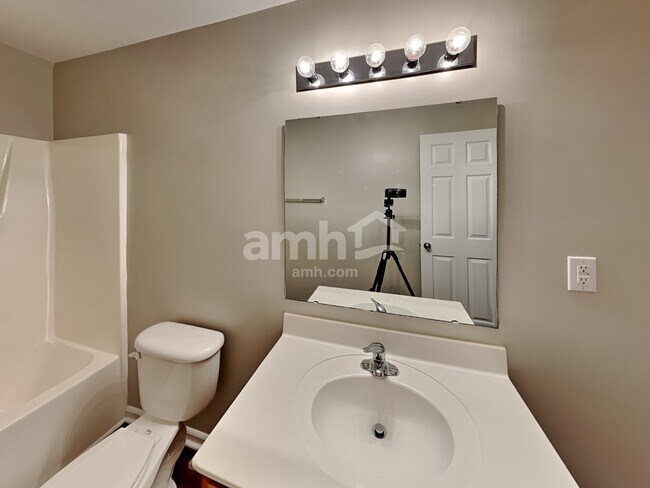 Building Photo - 15709 Lakepoint Forest Dr