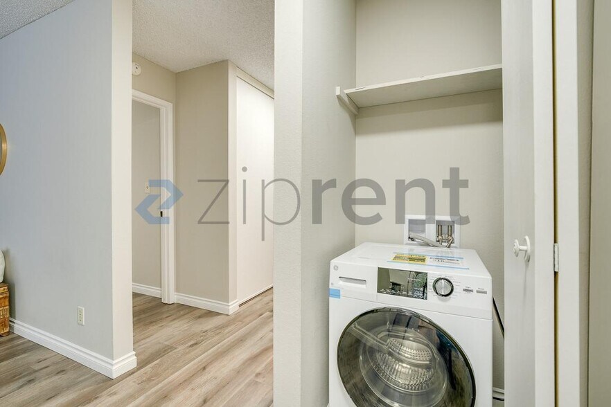 Building Photo - Unit 407