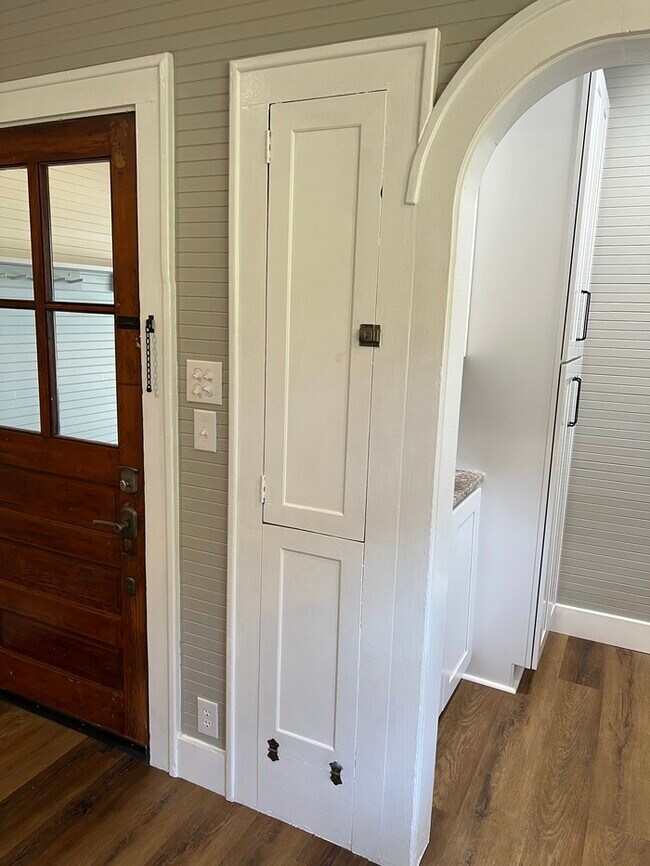 Building Photo - Historic mill house in hot Fort Mill SC with amazing kitchen!