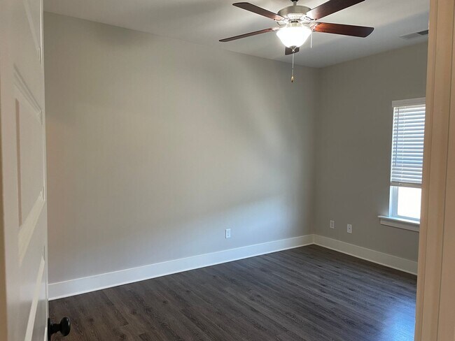 Building Photo - 3 Bedroom Home with Garage and Flat Fenced Backyard!