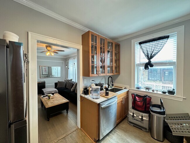 Building Photo - 1352 W Carmen Ave