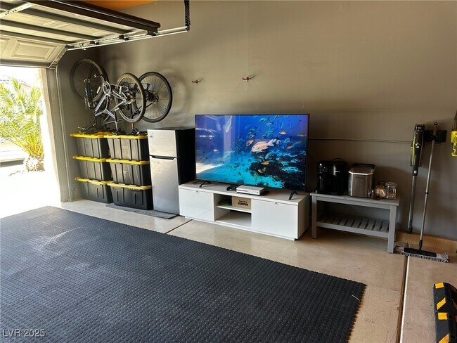 Building Photo - 1004 Crescent Falls St