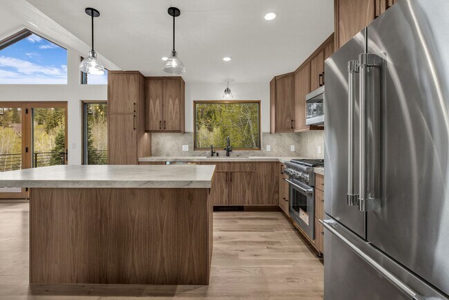 Building Photo - Pinebrook Luxury Remodeled Home