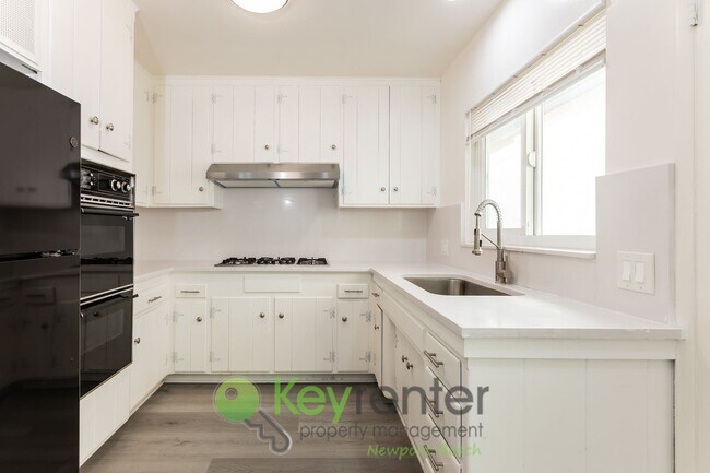 Building Photo - Bright & Beachy One-Bedroom Condo in San C...
