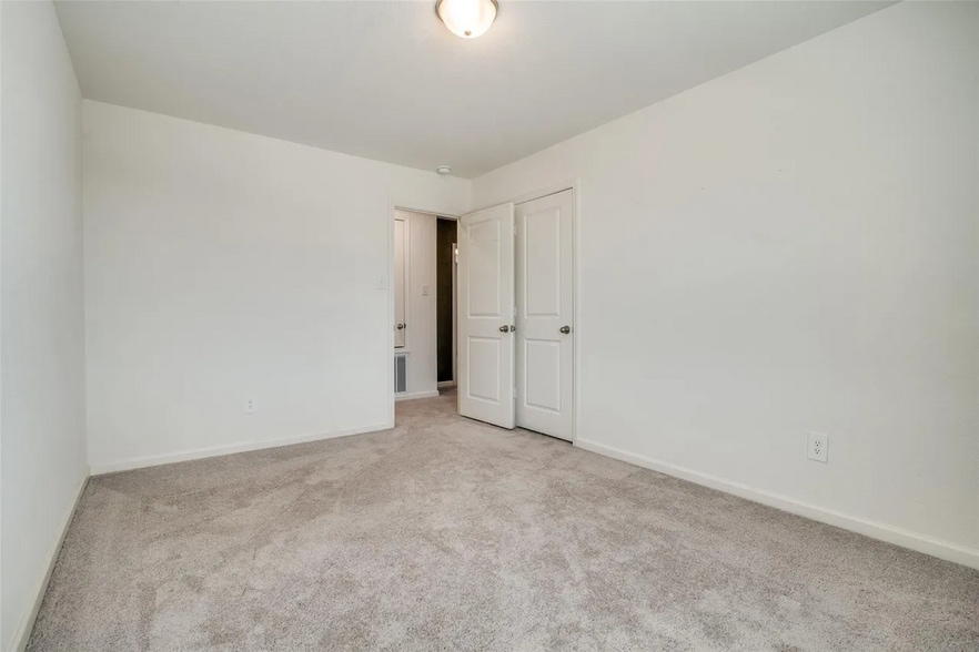 Building Photo - 731 Yorkshire Dr