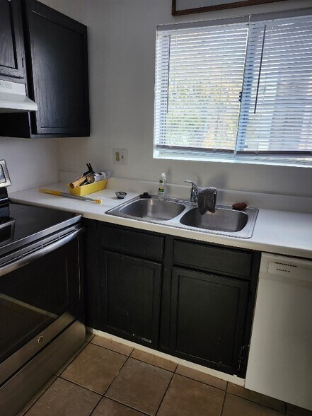 Building Photo - 2216 W Nichols Rd