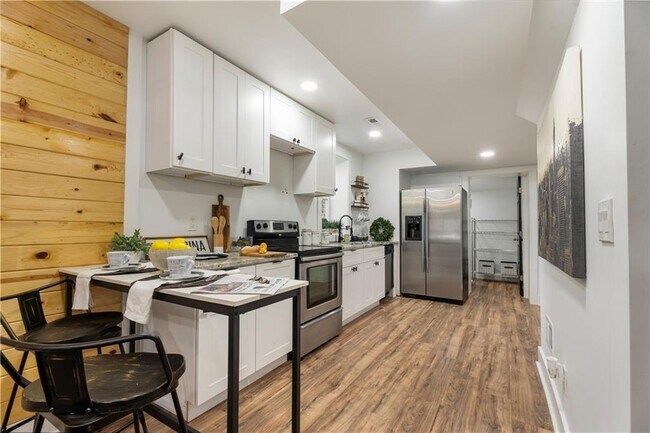 Building Photo - 2802 Palm Dr