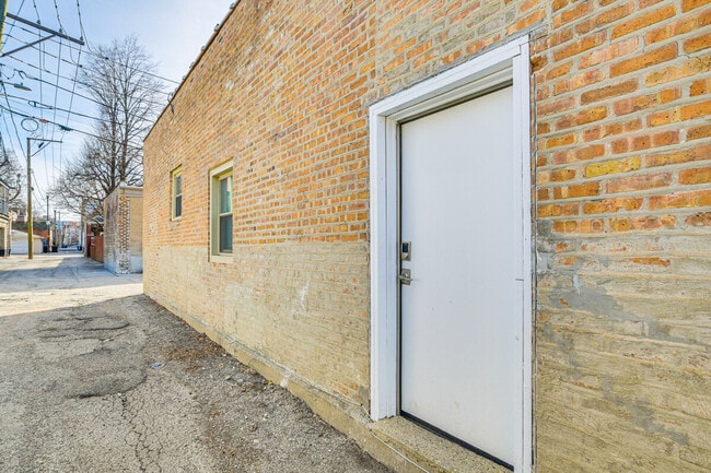 Building Photo - 2113 W Armitage Ave