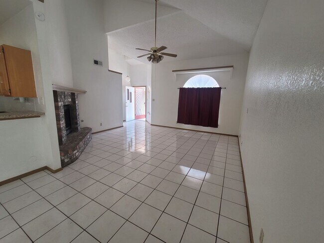 Building Photo - Ready to View!!