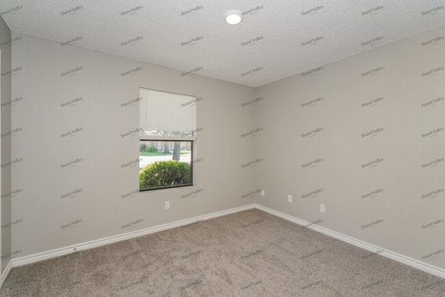 Building Photo - 806 Clover Ln