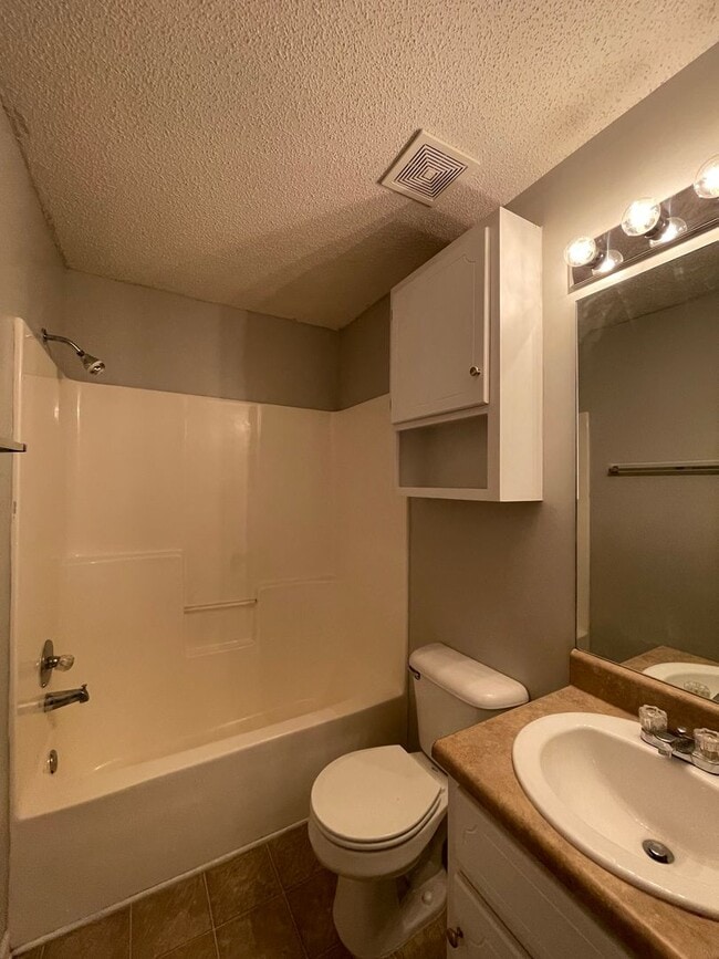 Building Photo - Dunwoody Townhomes - End Unit!