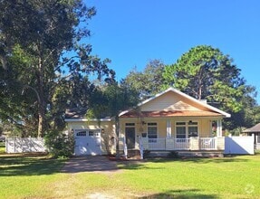 Building Photo - Charming 3/2 Bungalow