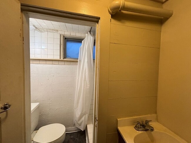 Building Photo - Available Now!  Single family home just mi...