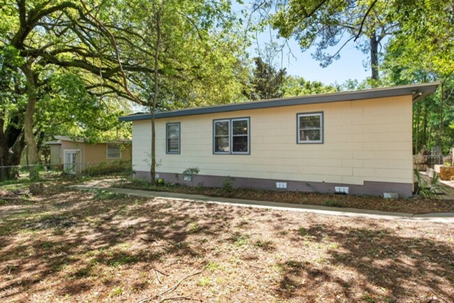 Building Photo - 3/1 house, fenced in back yard! Available ...