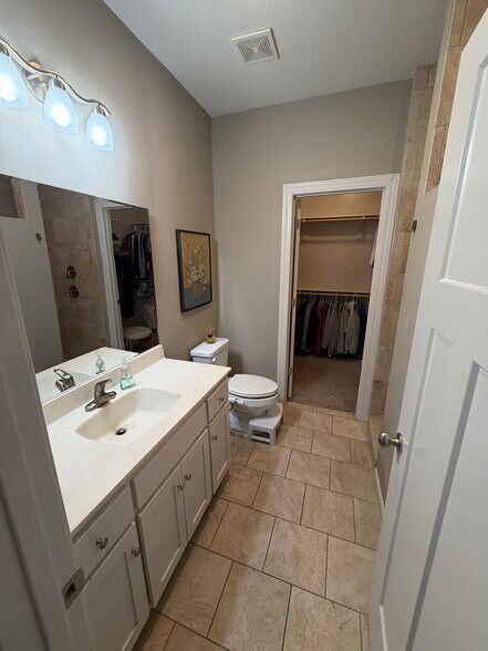 #2 Bath - 630 W Clark St