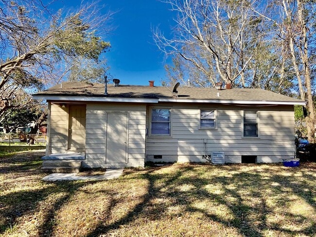 Building Photo - Biloxi 3 Bedroom