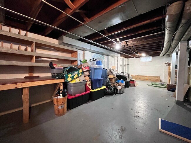 Building Photo - 3007 Mahaska Ave