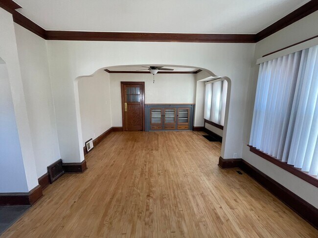 Building Photo - 1622 S 58th St