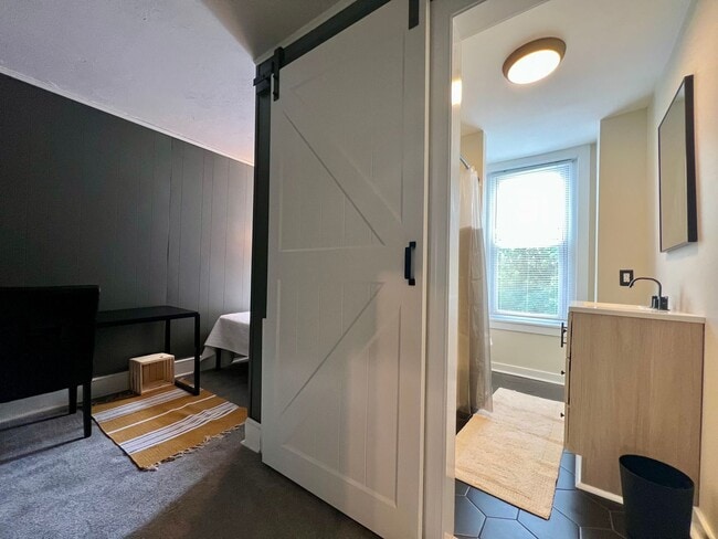Building Photo - Stunning 2-Bedroom Townhouse in Manayunk! Available NOW!