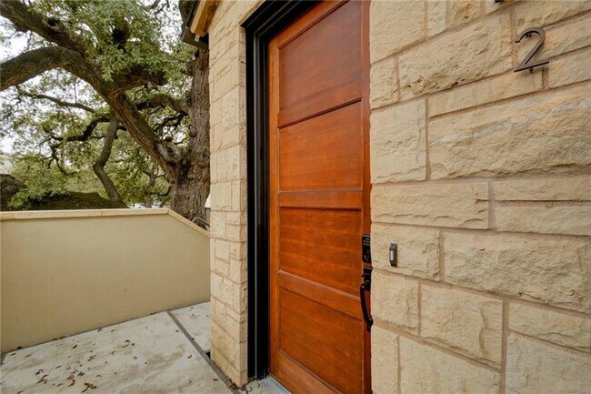 Building Photo - 211 W Johanna St