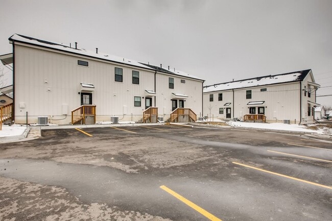 Building Photo - 3 Bedroom Townhomes For Rent