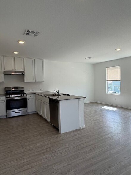 Building Photo - 20418 Onyx Ring