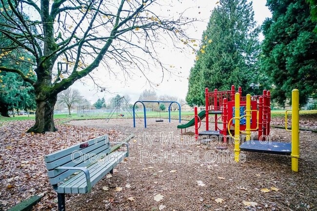 Building Photo - 14128 NE Sandy Blvd