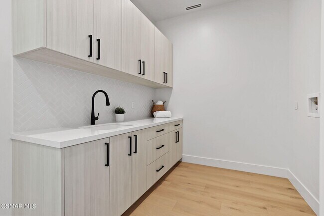 Building Photo - 697 Via Cielito