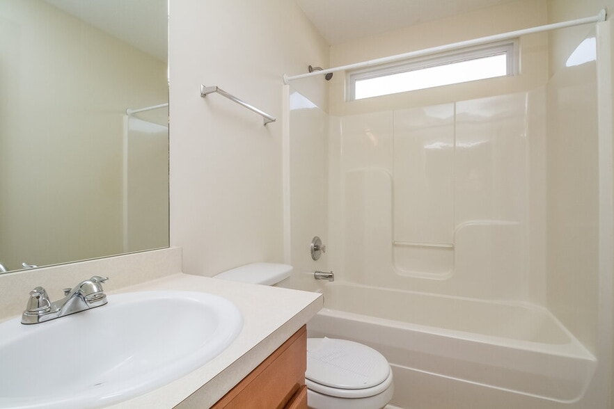 Building Photo - 4565 Hawthorn Dr