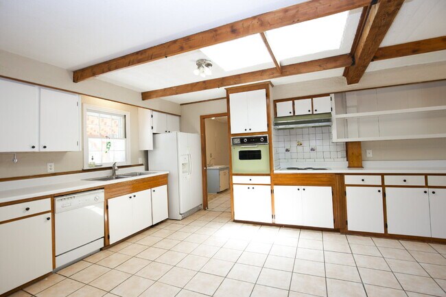 Building Photo - Retro Ranch only minutes from downtown Sou...