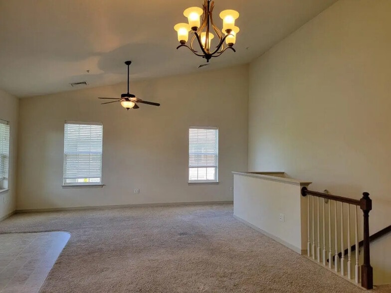 Building Photo - 2028 Shady Oak Dr