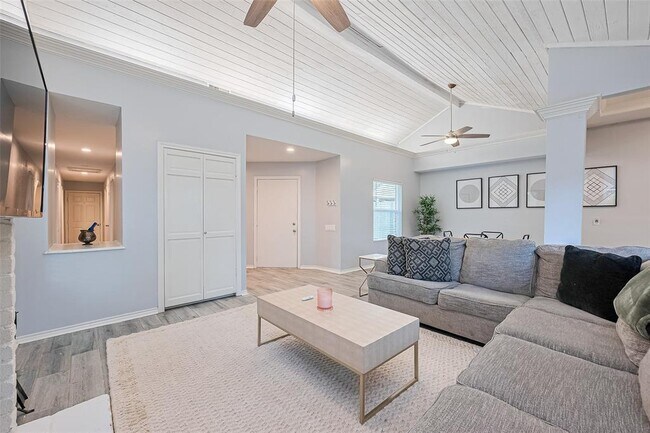 Building Photo - 8711 Pines Pl Dr