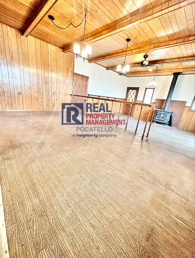 Building Photo - 3 Bedroom 2 bath - Double car garage