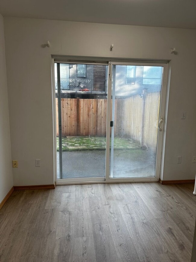 Building Photo - Updated 3 beds/ 2 bath townhome for rent!