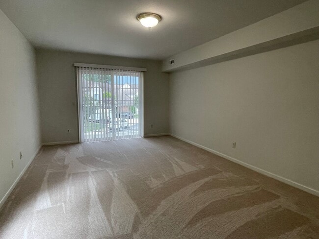 Building Photo - Shelby Township, 3-bedroom, 2-bath, Attach...